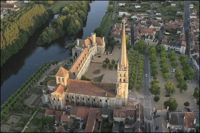 Ce village du département de la Vienne, connu pour les peintures murales de son abbaye, c'est Saint-Savin sur ...