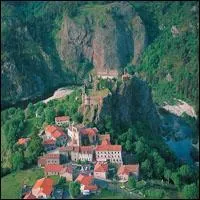 Ce petit village occupe un site tonnant sur un peron rocheux surplombant les gorges sauvages de la Loire,  l'endroit o celle-ci s'incurve et creuse son lit en direction du Puy en Velay :