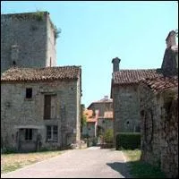 Le village est fermement ancr sur son peron rocheux en Haut Quercy :