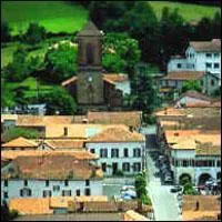 C'est en 1283 que le village a t fond avec l'dification d'une maison forte au bord de la Joyeuse, rivire qui va rejoindre l'Adour :