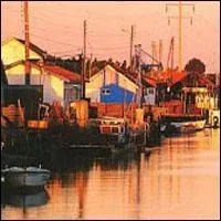 C'est un village trs accueillant o sont installs des artisans d'art (potiers, tisserands) dont le travail demeure fidle aux traditions de l'artisanat saintongeais :