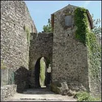 Se dressant sur un promontoire qui domine un mandre de la Mre,  une vingtaine de kilomtres au nord de Fontenay le Comte, ce paisible bourg venden conserve une partie de ses anciens remparts :