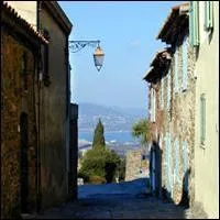 Construit sur le sommet d'une colline  plus de deux cent mtres d'altitude, ce ravissant village a gard tout son charme et sa tranquillit,  quelques kilomtres de la cte Varoise :