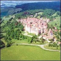 Destin  commander l'ancienne route de Dijon  Autun, sa forteresse fut difie  la fin du XIIe sicle par Jean de Chaudenay, je suis :