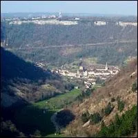 Le village s'tire paresseusement dans le fond verdoyant d'une des plus belles 'recules' franc- comtoise,  un carrefour de valles, dans un site environn de falaises :