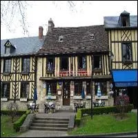 Village nich au creux du vallon du bec prs de la clbre abbaye Notre Dame du Bec fonde en 1034 par Herluin, abondamment fleuri, ses rues sont brodes de nombreuses maisons  colombages :