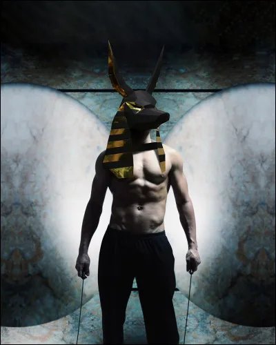Anubis est le maitre des nécropoles et de l'embaumement. Quel est son nom en égyptien ?