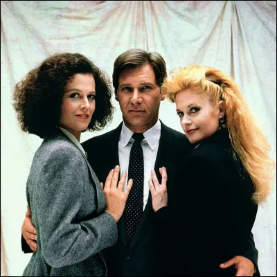 Dans quel film Harrison Ford est-il tiraillé entre deux très ambitieuses femmes ?