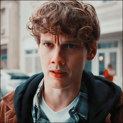 T : Tyler

Où travaille-t-il ?