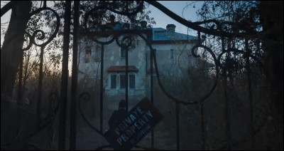 U : union

Avec qui Mercredi part-elle à la découverte de la maison des Gates ?