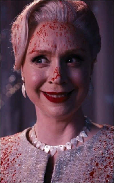 W : Weems

De quel élève prend-elle la forme pour éviter des soupçons ?