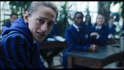 X : Xavier

Qu'offre-t-il à Mercredi, à la fin de la saison 1 ?