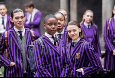 D : Divina

Avec qui se rend-elle au bal ?