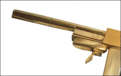 Qui incarne James Bond dans le film "L'Homme au pistolet d'or", sorti en 1974 ?