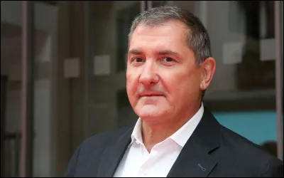 Quelle émission de débat Yves Calvi a-t-il présenté sur France 5 de 2001 à 2016 ?