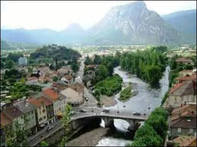 Cette petite ville de 3000 habitants, située au coeur de la montagne pyrénéenne, c'est Tarascon sur ...