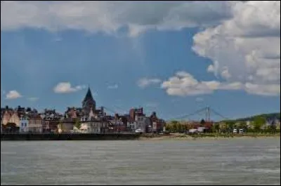 Ce village du département de l'Eure, situé en bordure du Roumois, face à Tancarville, c'est Quillebeuf sur ...
