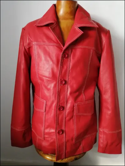 Il est un adepte du projet Chaos et porte cette veste rouge. 
De quel personnage s'agit-il ?