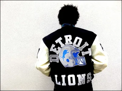 Je suis le flic le plus connu de Beverly Hills et j'arbore fièrement un Teddy des Lions de Detroit, je suis...