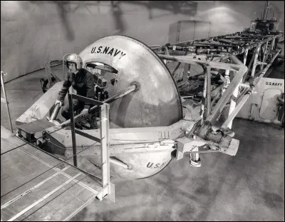 Cet appareil est la centrifugeuse de Johnsville. En 1959, le groupe des Seven, des astronautes, teste pour la première fois cette machine ayant pour but de simuler l'accélération ressentie lors du décollage d'une fusée. 
De combien est le ressenti de cette gravité ?