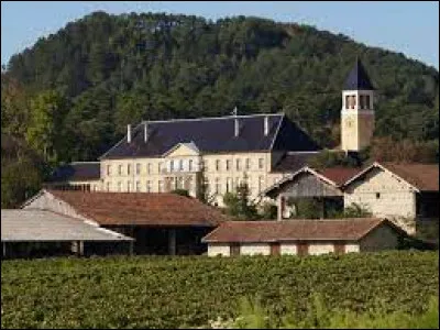 Nous terminons notre balade en Auvergne-Rhône-Alpes, à l'abbaye Notre-Dame de Triors. Commune de l'agglomération Valentinoise, elle se situe dans le département ...
