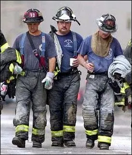 Combien de pompiers perdirent la vie lors de l'effondrement des tours jumelles ?
