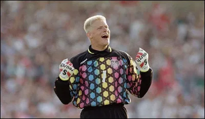 Peter Schmeichel est un gardien de but danois plutôt imposant. Quelle taille mesure-t-il ?