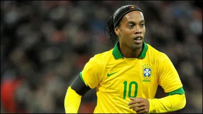 Ronaldinho est un célèbre footballeur brésilien ayant obtenu un Ballon d'or en 2005. Quel geste a-t-il inventé ?