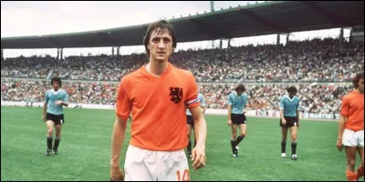 Johan Cruyff était un ancien footballeur néerlandais ayant évolué au poste d'attaquant et de milieu de terrain. Combien de fois a-t-il remporté le Ballon d'or ?