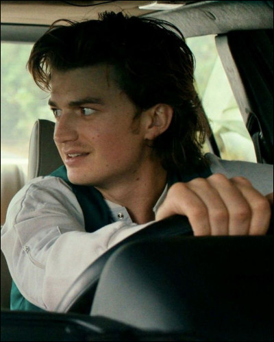 Il a été amoureux de Nancy puis, après leur rupture, il a commencé à apprécier Robin.