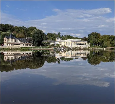 Cette station thermale de Normandie, située près de La Ferté Macé, dans une région de collines aux limites du Maine, c'est Bagnoles de l'...