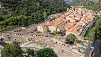 Ce village des Pyrénées-Orientales, ancienne place forte érigée dans la vallée de la Têt, c'est Villefranche de ...