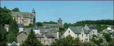 Ce village du département de l'Aveyron, situé sur un haut plateau à plus de 800 m d'altitude, c'est Vézins de ...