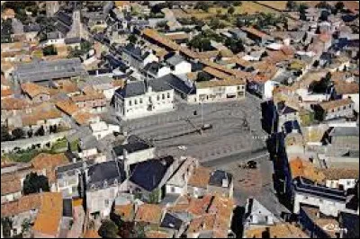 Cette petite ville de 5300 du département de la Vienne, située dans la périphérie nord de Poitiers, c'est Neuville de ...
