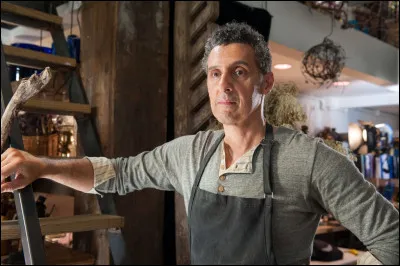 Fioravante est un homme qui a des relations sexuelles contre de l'argent dans...