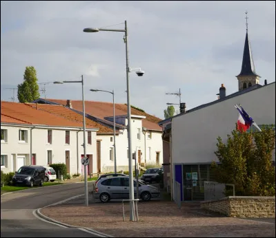 Cerville, appelée anciennement Cercueil, est une commune rurale qui est localisée dans quel département ?