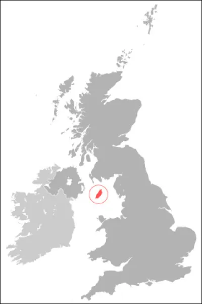 Connue pour sa course de motos légendaire, le Tourist Trophyn. Cette île est indépendante de la Couronne britannique. Quelle est-elle ?