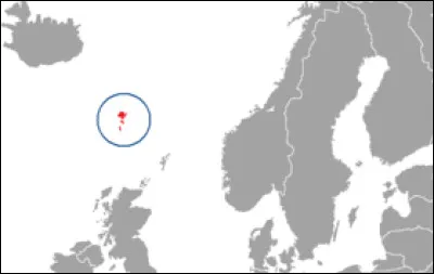 C'est un archipel autonome appartenant au royaume du Danemark, situé dans l'océan Atlantique Nord. Il offre des paysages pittoresques naturels avec des falaises abruptes, des montagnes majestueuses, des fjords profonds et une abondance de cascades. Comment se nomme-t-il ?
