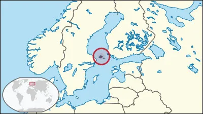 C'est un archipel autonome situé entre la Finlande et la Suède, connu pour sa beauté naturelle préservée. Il offre une atmosphère tranquille qui en font une destination prisée pour les amateurs de voile, de randonnée et de détente en plein air. Quel est son nom ?