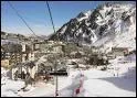 Blottie dans un cirque au pied du Pic du Midi de Bigorre, cette station de sports d'hiver se trouve favorise par un enneigement prolong.