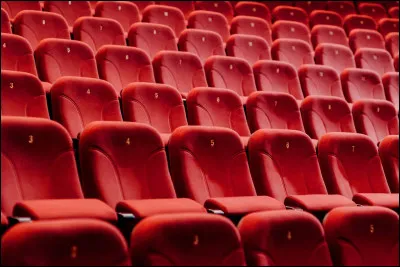 Réponds en espagnol. La séance de cinéma commence à 10 heures. À quelle heure partent-ils de chez eux ?