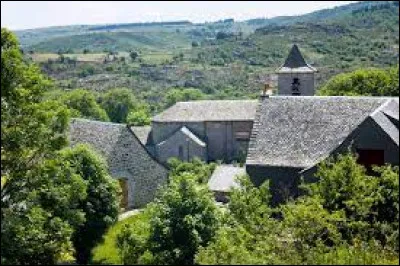 Ce village, situé à plus de 1000 m d'altitude dans le nord-ouest du département de la Lozère aux limites du Cantal, c'est Recoules d'...