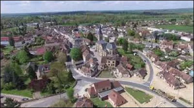 Ce bourg situé dans le département de l'Allier près de Montluçon et de la forêt de Tronçais, c'est Cosne d'...