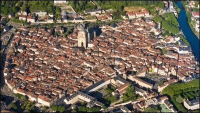 Cette ville de 11 000 habitants, sous-préfecture de l'Aveyron, c'est Villefranche de ...