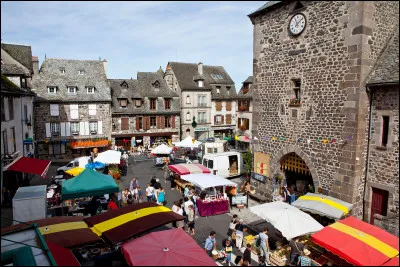 Ce village du nord le département de l'Aveyron, situé à 800 mètres d'altitude à l'extrémité nord d'un plateau basaltique, c'est Mur de ...