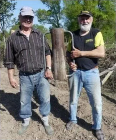 Tiens ! Ben nous en voilà de beaux, de bricoleurs ! Mais que tiennent-ils en main ?