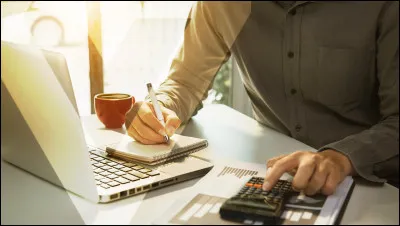 Ta professeure annonce une évaluation le lendemain. La première chose que tu fais est...