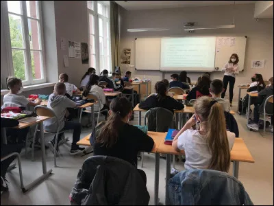 Arrivé(e) à ton école, tu...