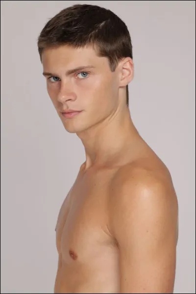 Puis, tu finis par l'ignorer. Tu continues ton chemin, et là, tu croises le BG de l'école.
Tu...