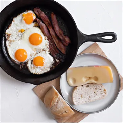 Finalement, tu es en retard. Tu dois aller manger, aujourd'hui, repas personnalisé ! Tu manges...